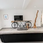 Modern Habitable Gallery, Centrally Located In Lejlighed
