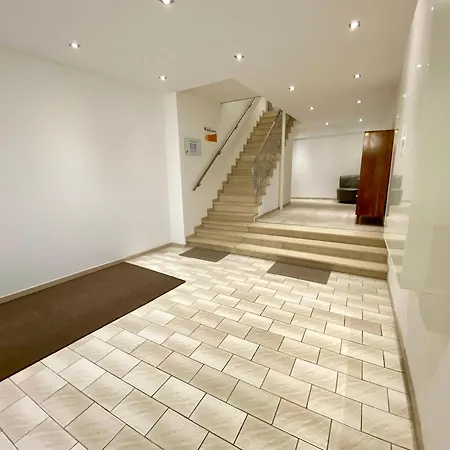 Modern Habitable Gallery, Centrally Located In 公寓