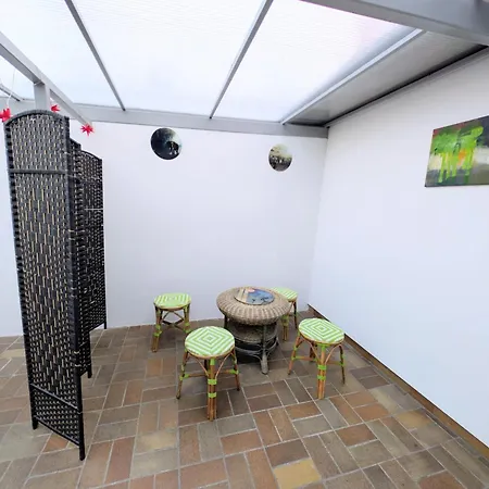 Modern Habitable Gallery, Centrally Located In هيرشايد