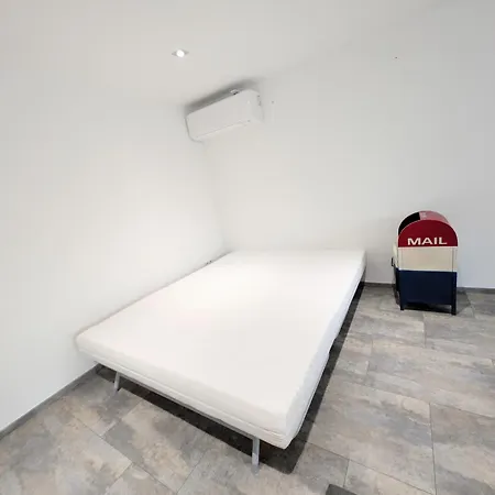 Modern Habitable Gallery, Centrally Located In 希尔沙伊德