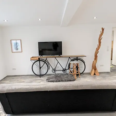 Modern Habitable Gallery, Centrally Located In 公寓