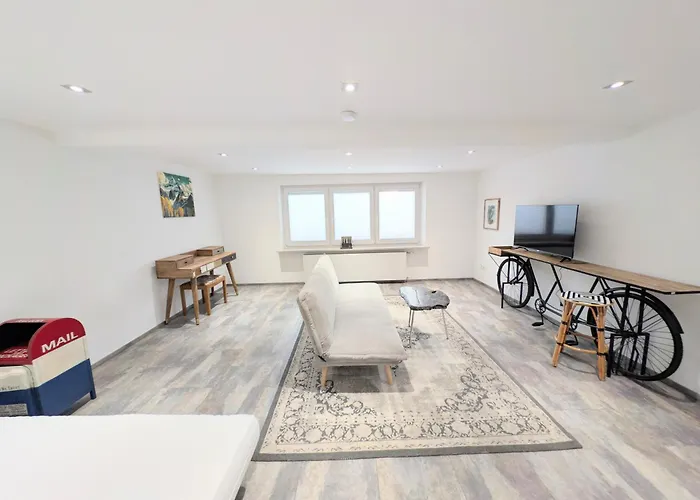 Modern Habitable Gallery, Centrally Located In * ヒルシャルト