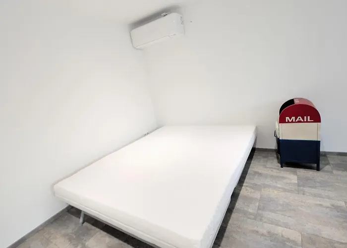 Modern Habitable Gallery, Centrally Located In هيرشايد